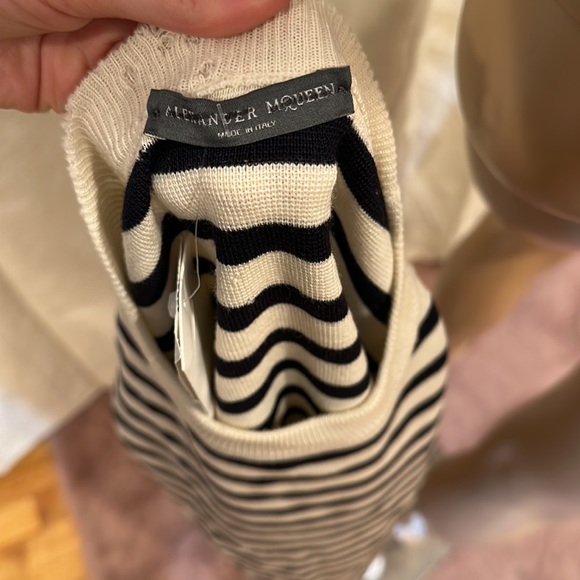 Alexander McQueen Striped Chain Cold-Shoulder Sweater - Picture 13 of 14